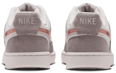 Szürke és fehér Nike cipők párja hátulról, rózsaszín csíkkal. Szürke és fehér Nike cipők párja hátulról, rózsaszín csíkkal.