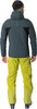 Rückansicht eines Mannes in Skijacke und Hose, mit Skischuhen.