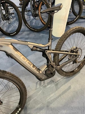 Fokus grau E-MTB mit Federung und schwarzen Rädern. Fokus grau E-MTB mit Federung und schwarzen Rädern.