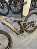 Fokus grau E-MTB mit Federung und schwarzen Rädern.