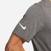 Graues T-Shirt mit weißem Nike-Logo am Ärmel.