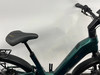 Ein grünes E-Bike mit schwarzem Sattel und Lenker, Teilansicht.