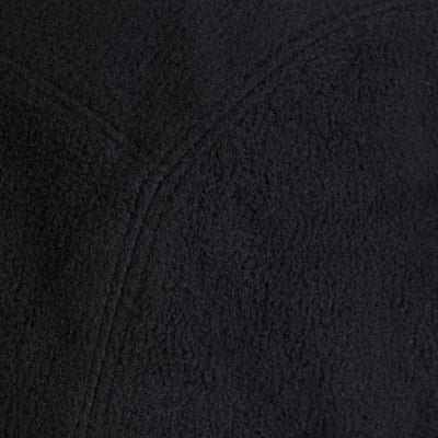 Detail eines schwarzen Fleece-Materials mit sichtbaren Nähten