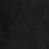 Detail eines schwarzen Fleece-Materials mit sichtbaren Nähten