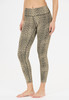 Damen-Leggings mit Leopardenmuster auf weißem Hintergrund.