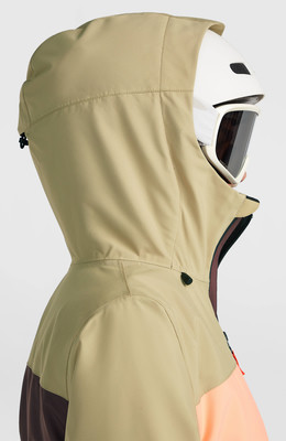 Detail einer Jacke mit Kapuze und Skibrille auf weißem Helm. Detail einer Jacke mit Kapuze und Skibrille auf weißem Helm.