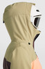Detail einer Jacke mit Kapuze und Skibrille auf weißem Helm.
