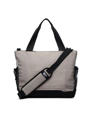Graue Tasche mit schwarzen Trägern und seitlichen Netztaschen.