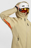 Eine beige Skijacke mit Kapuze und Reflektoren.