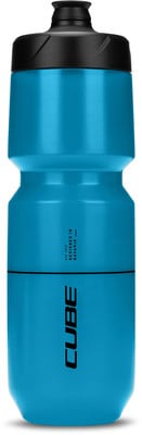 Blaue Trinkflasche mit schwarzem Deckel und CUBE-Logo. Blaue Trinkflasche mit schwarzem Deckel und CUBE-Logo.