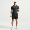 Ein Mann in Nike Tennisbekleidung steht vor weißem Hintergrund.