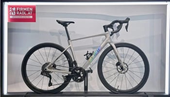 Ein graues Cube Rennrad mit Logo auf dem Rahmen steht im Geschäft.