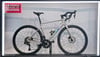 Ein graues Cube Rennrad mit Logo auf dem Rahmen steht im Geschäft.