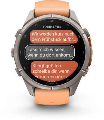 Eine Smartwatch mit orangefarbenem Armband zeigt eine Textnachricht an. Eine Smartwatch mit orangefarbenem Armband zeigt eine Textnachricht an.