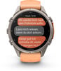 Eine Smartwatch mit orangefarbenem Armband zeigt eine Textnachricht an.