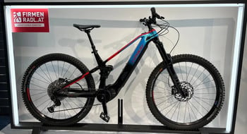 Ein Conway E-Mountainbike mit blau-rotem Rahmen und der Aufschrift CONWAY.