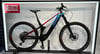 Ein Conway E-Mountainbike mit blau-rotem Rahmen und der Aufschrift CONWAY.