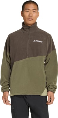 Ein Mann trägt eine grüne Fleecejacke mit Terrex-Logo.
