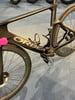 Detail des Rahmens eines Orbea-Rennrads mit Rädern und Pedalen.