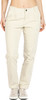 Eine Frau in beige Cordhose und Turnschuhen steht.