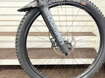 Vorderrad eines Mountainbikes mit RockShox-Federgabel und Schutzblech. Vorderrad eines Mountainbikes mit RockShox-Federgabel und Schutzblech.