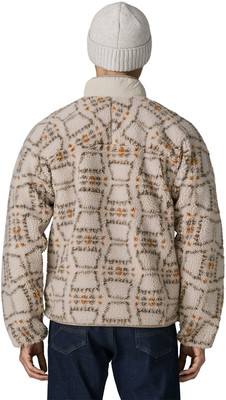 Rückansicht eines Mannes in einem beigefarbenen Fleece-Pullover mit Muster und Mütze. Rückansicht eines Mannes in einem beigefarbenen Fleece-Pullover mit Muster und Mütze.