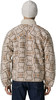 Rückansicht eines Mannes in einem beigefarbenen Fleece-Pullover mit Muster und Mütze.