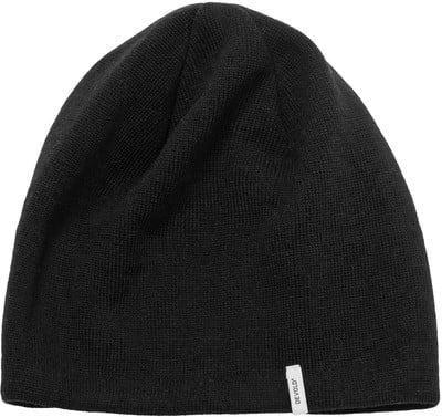 Eine schwarze Strickmütze mit kleinem weißem Etikett.