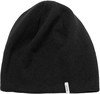 Eine schwarze Strickmütze mit kleinem weißem Etikett.