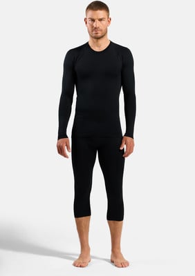Ein Mann in einem schwarzen Langarm-Thermohemd und Dreiviertel-Leggings. Ein Mann in einem schwarzen Langarm-Thermohemd und Dreiviertel-Leggings.