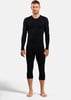Ein Mann in einem schwarzen Langarm-Thermohemd und Dreiviertel-Leggings.