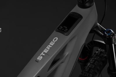 Detail eines E-Bike-Rahmens mit Display und STEREO PRO-Logo. Detail eines E-Bike-Rahmens mit Display und STEREO PRO-Logo.