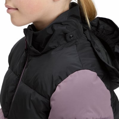 Mädchen in schwarzer Daunenjacke mit lila Einsätzen und Kapuze.