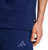 Dunkelblaues T-Shirt mit Adidas-Logo am Ärmel und Hose mit Logo.