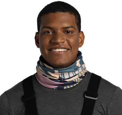 Ein Mann mit einem Lächeln im Gesicht trägt einen bunten Schlauchschal und einen dunklen Pullover. Ein Mann mit einem Lächeln im Gesicht trägt einen bunten Schlauchschal und einen dunklen Pullover.