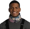 Ein Mann mit einem Lächeln im Gesicht trägt einen bunten Schlauchschal und einen dunklen Pullover.