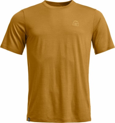 Kurzarmshirt in Senffarbe mit kleinem Logo auf der Brust. Kurzarmshirt in Senffarbe mit kleinem Logo auf der Brust.