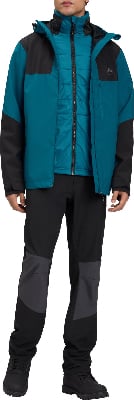 Mann in blau-schwarzer Winterjacke und schwarzer Hose mit grauen Einsätzen. Mann in blau-schwarzer Winterjacke und schwarzer Hose mit grauen Einsätzen.