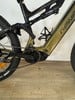 Detail eines E-Bikes mit Dämpfer, Kette und Motor am Rahmen.