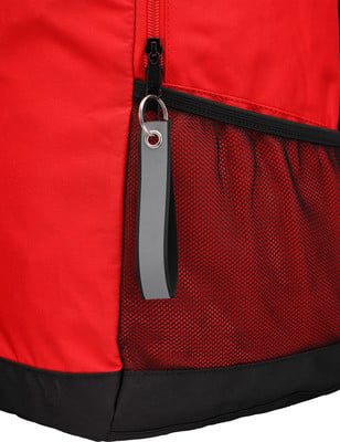 Roter Rucksack mit schwarzer Netzseitentasche und Anhänger. Roter Rucksack mit schwarzer Netzseitentasche und Anhänger.