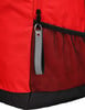 Roter Rucksack mit schwarzer Netzseitentasche und Anhänger.