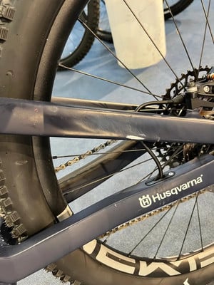 Detail des Rahmens eines Husqvarna-Fahrrads mit Kette und Rad. Detail des Rahmens eines Husqvarna-Fahrrads mit Kette und Rad.