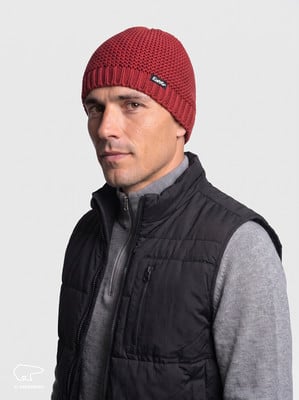 Mann in roter Mütze und schwarzer Weste Mann in roter Mütze und schwarzer Weste