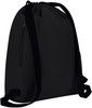 Schwarzer Rucksack mit Kordelzug und seitlicher Reißverschlusstasche.