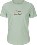 Hellgrünes T-Shirt mit rotem Aufdruck „Active Rebel“.