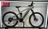 Ein E-Mountainbike von Genesis mit Federung und Antrieb.