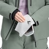 Eine Person reinigt eine Skibrille mit einem McKinley-Logo-Tuch.