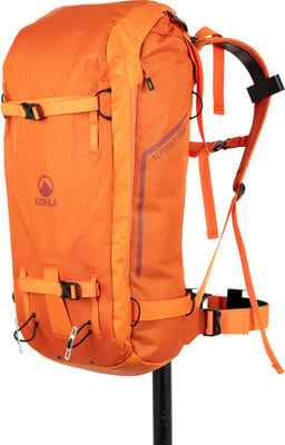Oranžový batoh s logom Kohla a nápisom Alpinist Tour. Oranžový batoh s logom Kohla a nápisom Alpinist Tour.