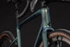 Detail eines Fahrradrahmens mit Logo und Vorderrad.
