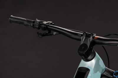 Detail des Mountainbike-Lenkers mit Griffen und Bremshebel. Detail des Mountainbike-Lenkers mit Griffen und Bremshebel.